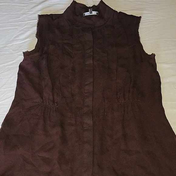 Vince Sheer Sleeveles Top - Picture 2 of 8